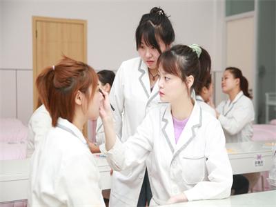 学化妆有要求么？化妆学校要从哪方面入手选？