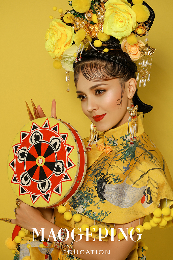 中式组8号 成都2018春季现代人物形象设计创意二班 《金色的荑草》.jpg