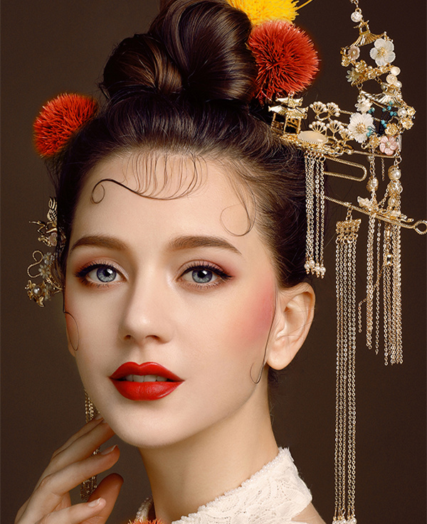 1640162507814160DyGe.jpg 中式组8号-成都秋季现代人物形象设计创意二班《莞尔》.jpg