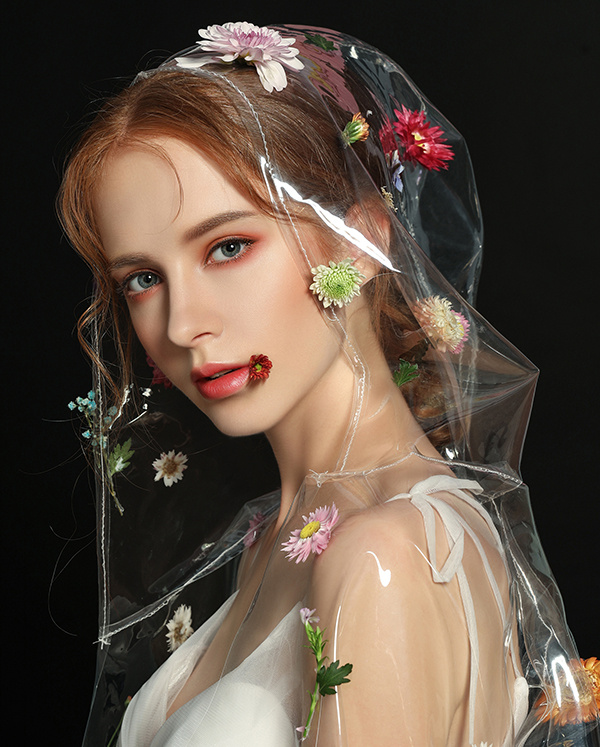 1648018663666711kNNh.jpg 白纱组7号 成都2018春季现代人物形象设计创意一班 《晓抚花月》.jpg