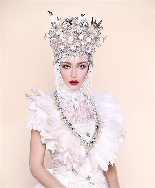 白纱组6号 北京2018春季形象设计影视人物造型二班 《高傲白银》.jpg