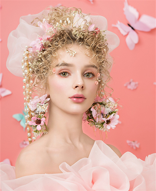 16390379273226181aKW.jpg 白纱组5号-上海秋季形象设计与艺术创意二班《粉红的少女心》.jpg