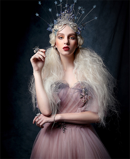 1637914817998666H0kQ.jpg 西式9号-成都-主题:《花开半夏》组员:马羽-米慧鑫-尹珊珊-卢娟-葛素素-模特:Julia-成片.jpg