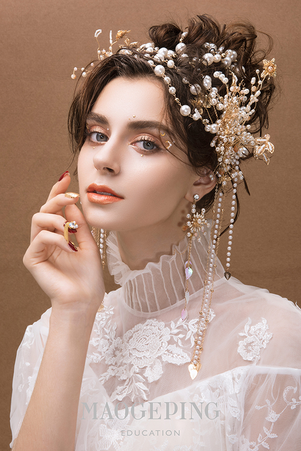 1637914834387811IMqU.jpg 西式12号-上海-秋季形象设计1班-新娘作品-序号8-小组成员-何银巧、欧娟娟、薛雯瑜、王小凤、张梦莹-摄影:何沚霖-后期:罗一洋、贾佳-修好.jpg