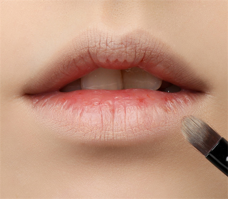 1用遮瑕膏遮盖唇形.jpg