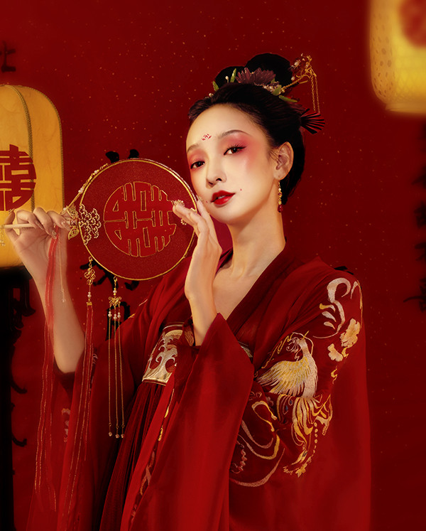 上海-中式2月-《十里红妆》-20210316春季形象设计与艺术创意二班-小组成员-张宇，张嘉妮，王润钰，吴京-摄影：何沚霖  后期：宋斌阳 ：萝雅（修） (1).jpg