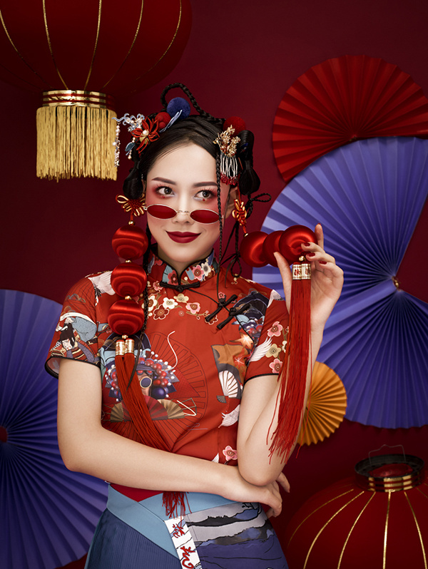 三等奖 成都学校 班级：2021春季形象设计与艺术创意班 组员：谭小林、张筱君、何周灵 组名：2月 模特姓名：雨欣 作品名称《迎春送残腊》摄影：李文品 后期：魏巍（成片）.jpg