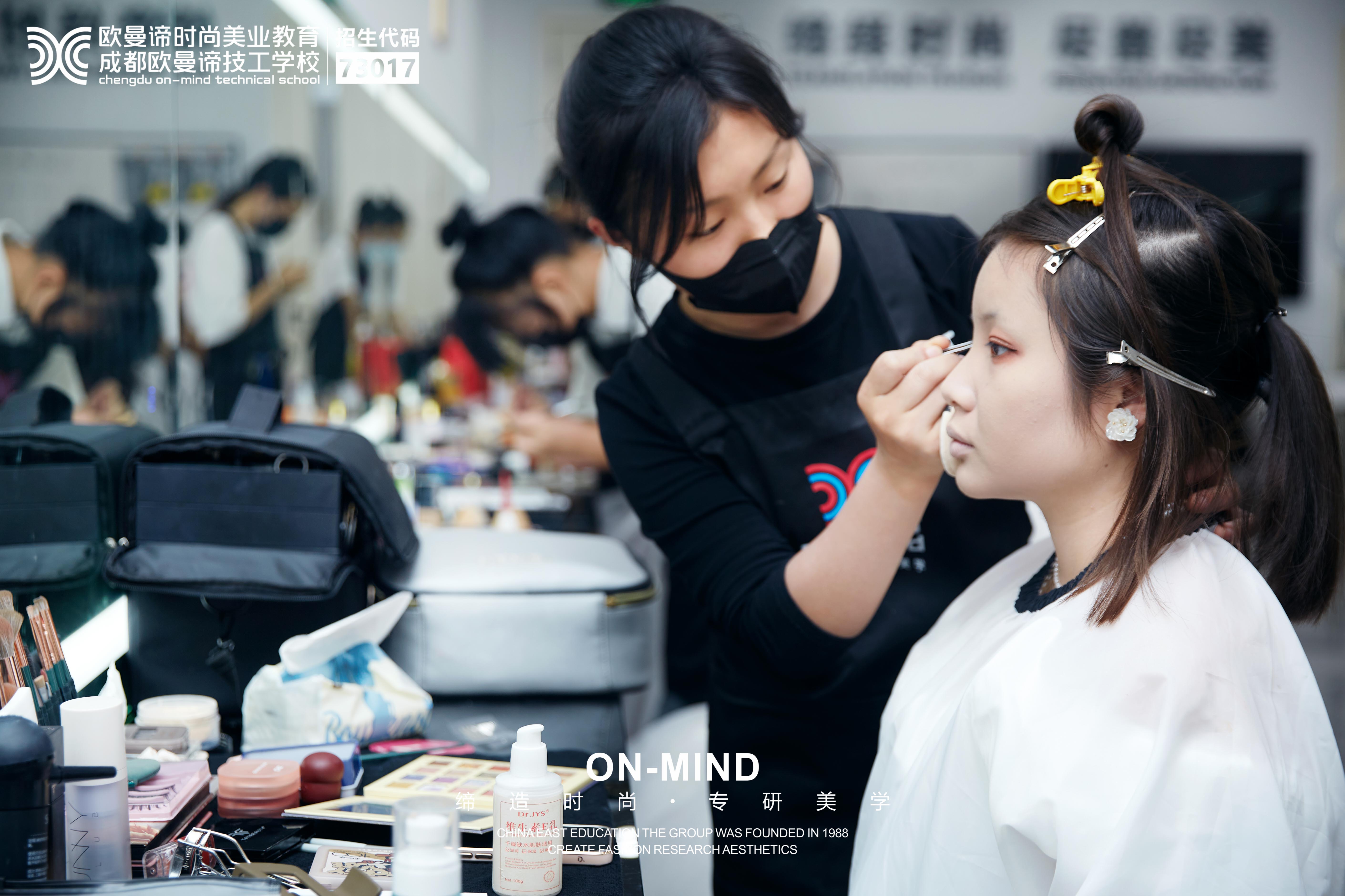 学化妆技术必备：化妆学校的实用技巧分享