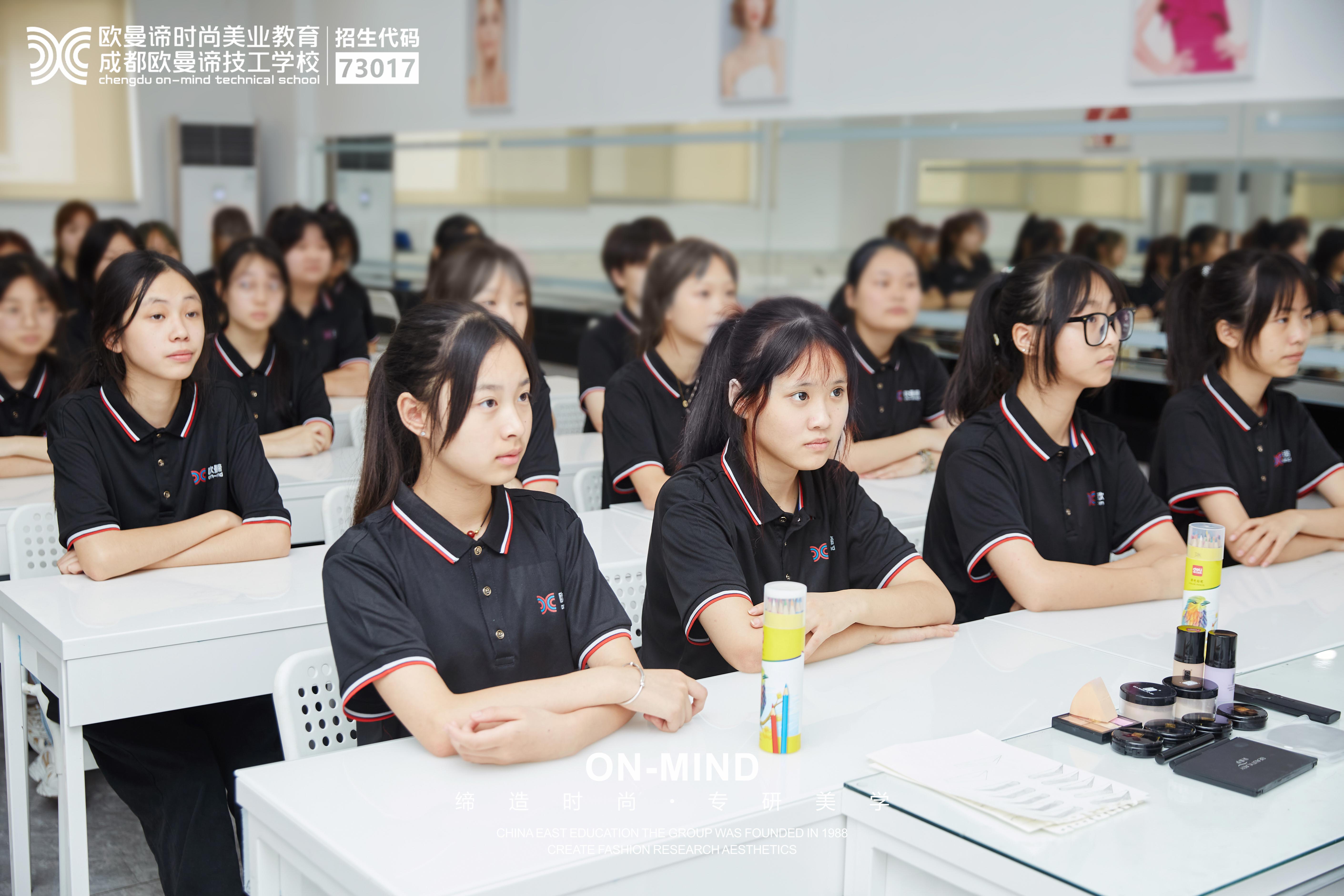 学化妆选哪家化妆学校？专业师资，教学质量高！